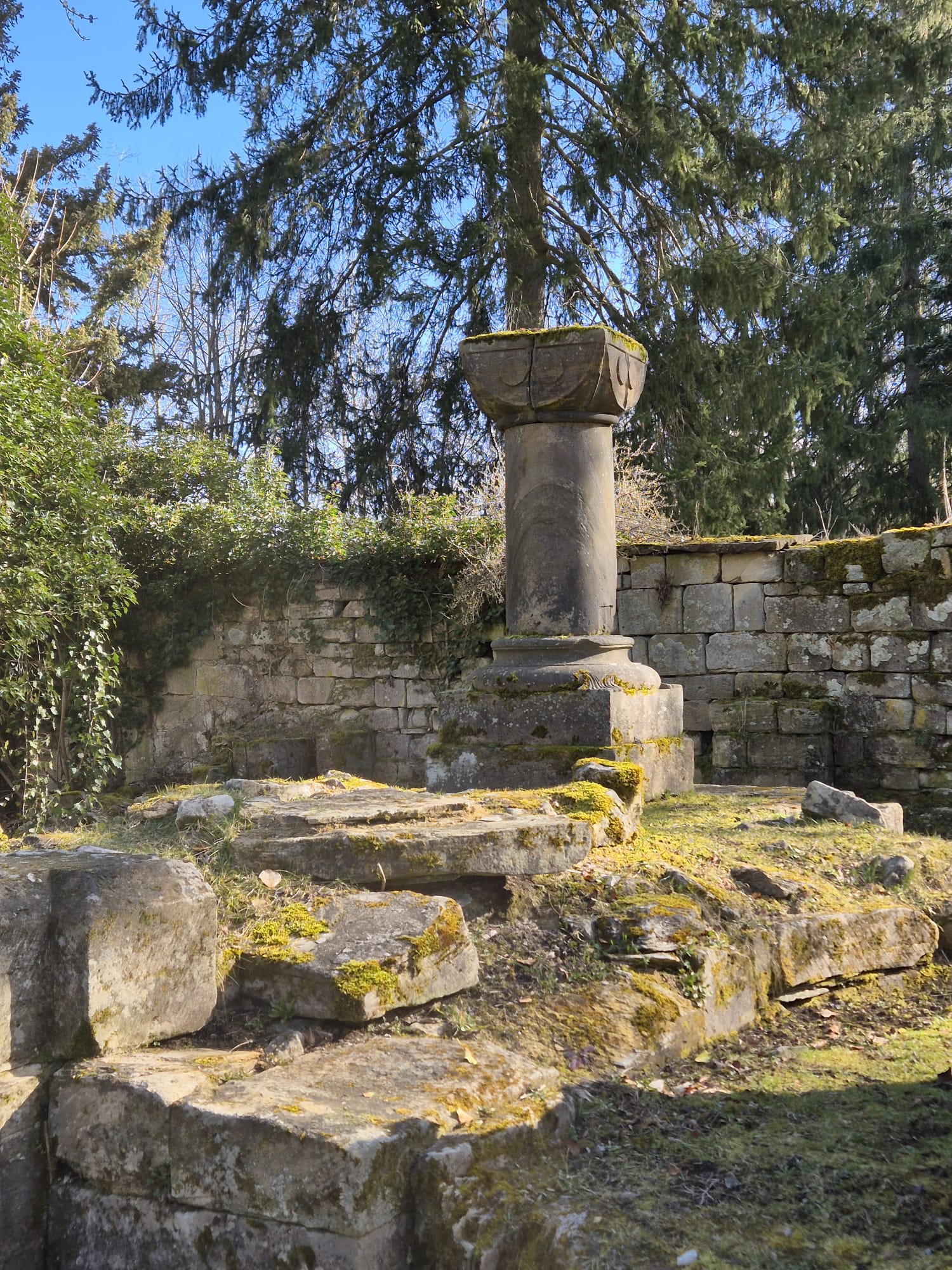 Historische Steinsäule in Georgenthal – Standort des Betreuungsbüros Alexandra Ripken